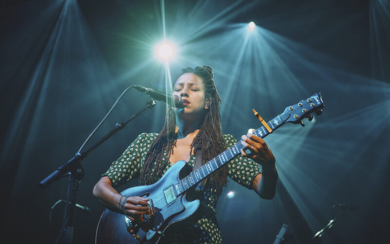 Chè Aimee Dorval Photo by Robert Westera