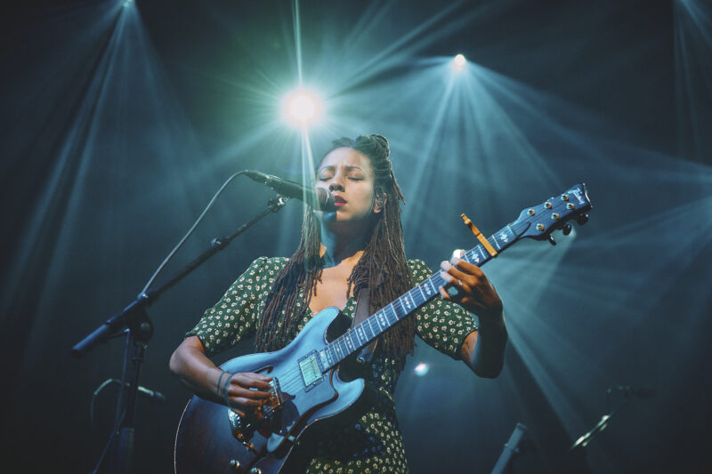 Chè Aimee Dorval Photo by Robert Westera