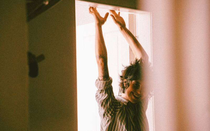 Zoé Basha Finds Her Voice in Debut Album ‘Gamble’